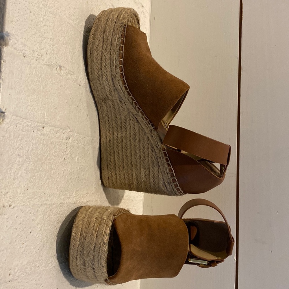 Marc fisher size 9 wedges. Very good condition.